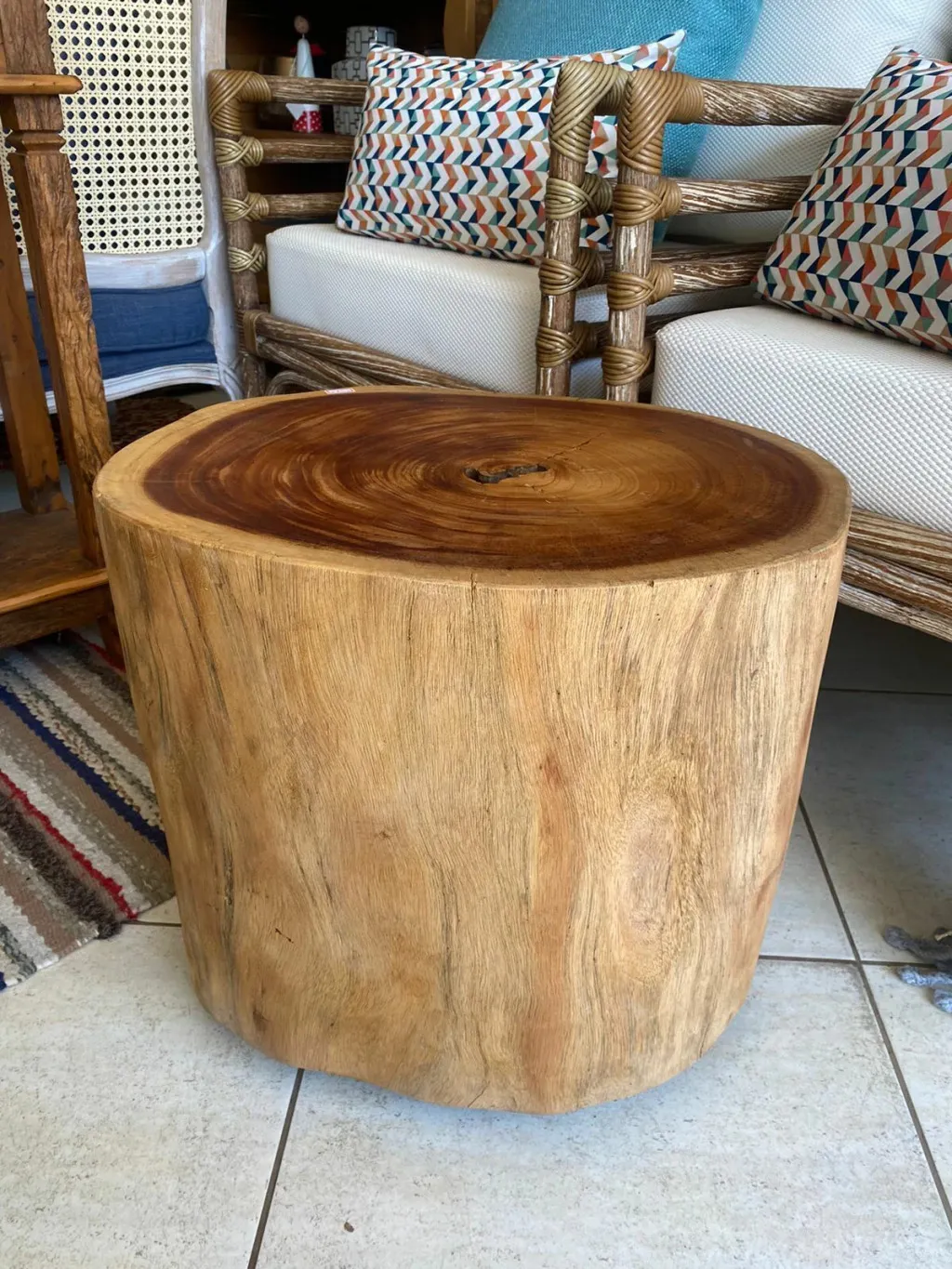 Mesa lateral de tronco com os anéis da madeira à mostra